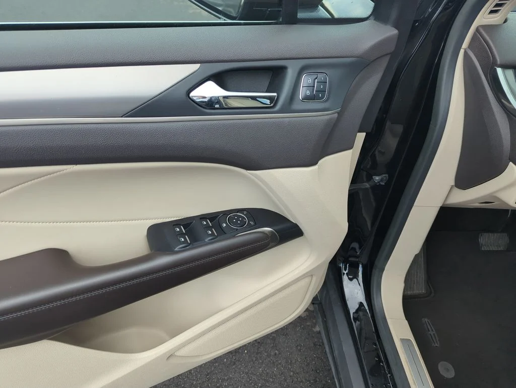 Used 2017 Black Lincoln Premiere image 19