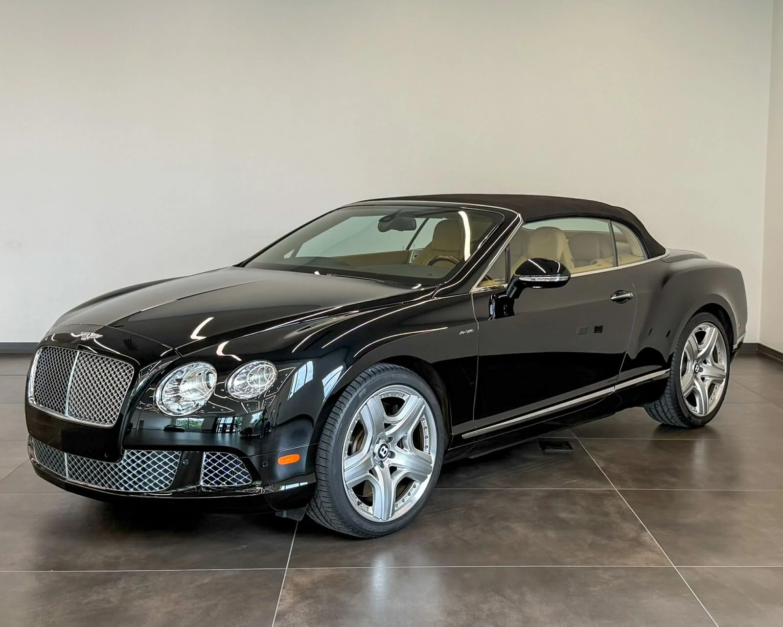 Used 2014 Black Bentley Base image 10