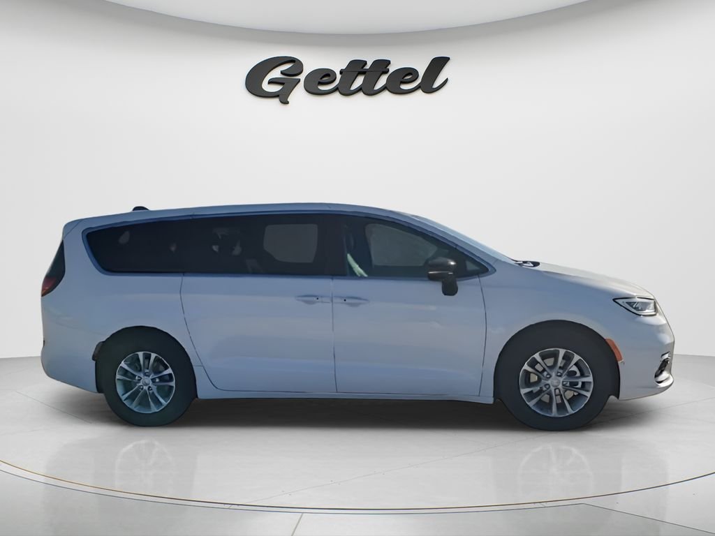 New 2026 Bright White Clear-Coat Exterior Paint Chrysler Select image 9