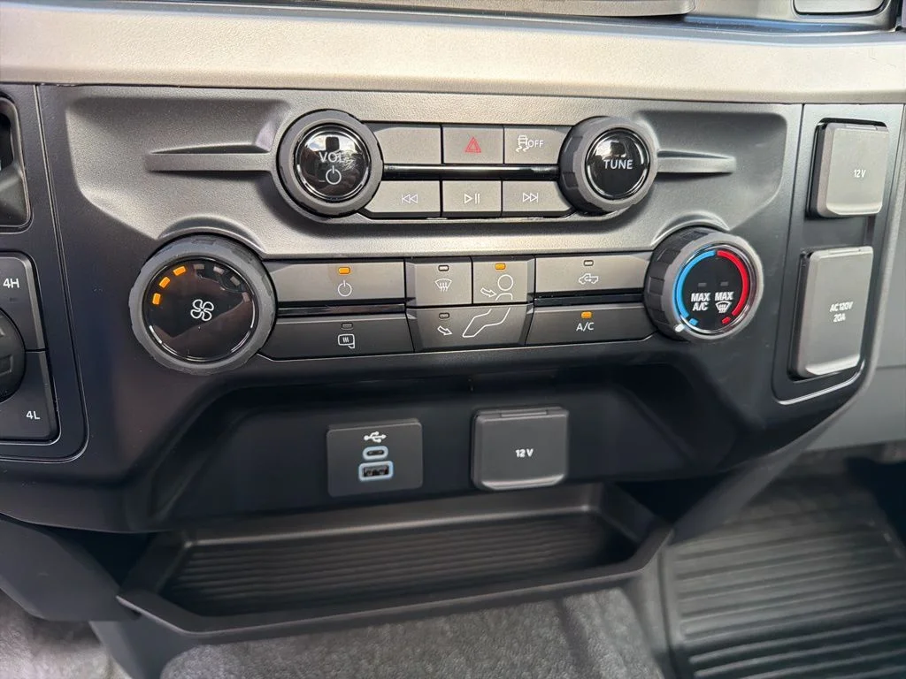 New 2025 Oxford White Ford F-250® XL image 15