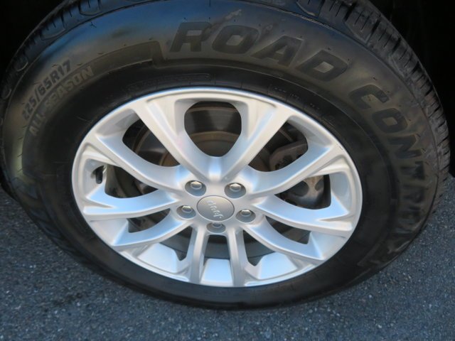 Used 2021 Billet Silver Metallic Clearcoat Jeep Latitude image 36