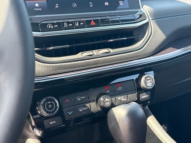 Used 2025 Black Jeep Latitude image 19