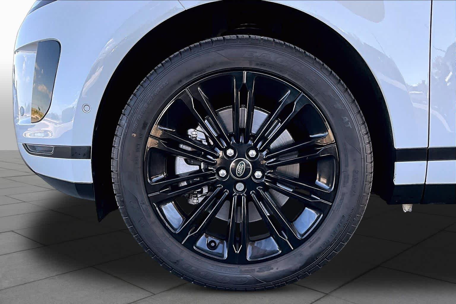 Used 2024 Fuji White Land Rover Core S image 11