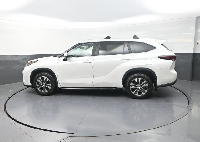 Used 2026 Beige Toyota XLE image 4