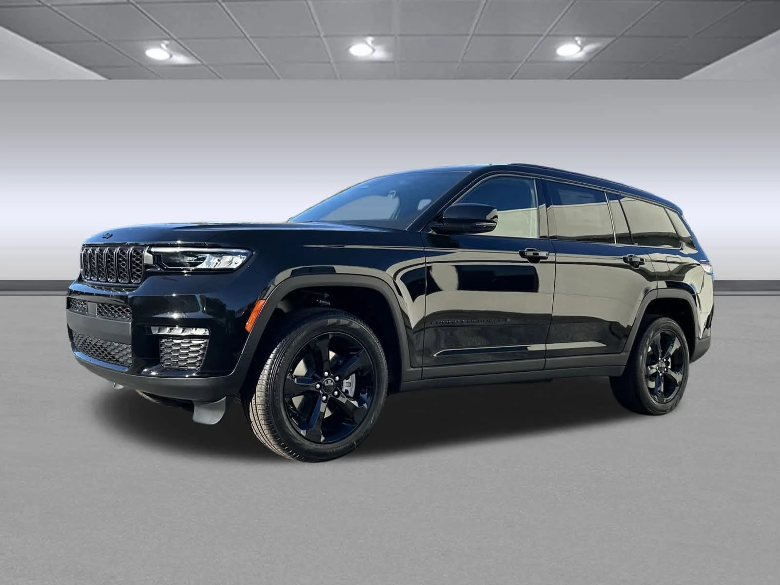 New 2025 Diamond Black Crystal Pearl-Coat Exterior Paint Jeep Limited image 3