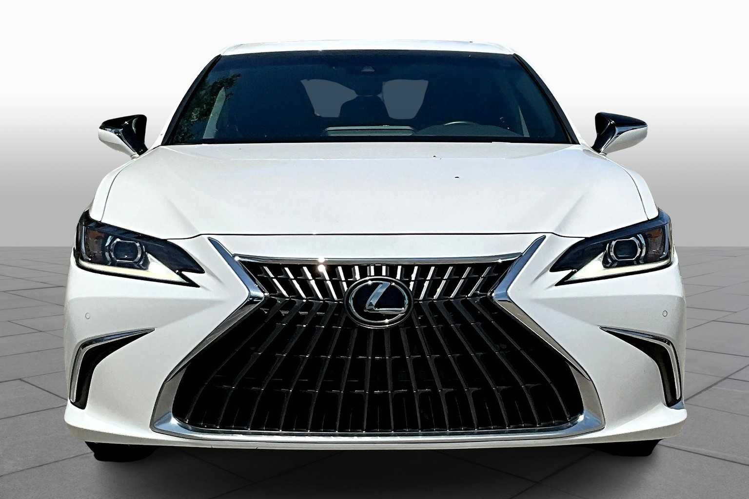Used 2022 Eminent White Pearl Lexus  image 4