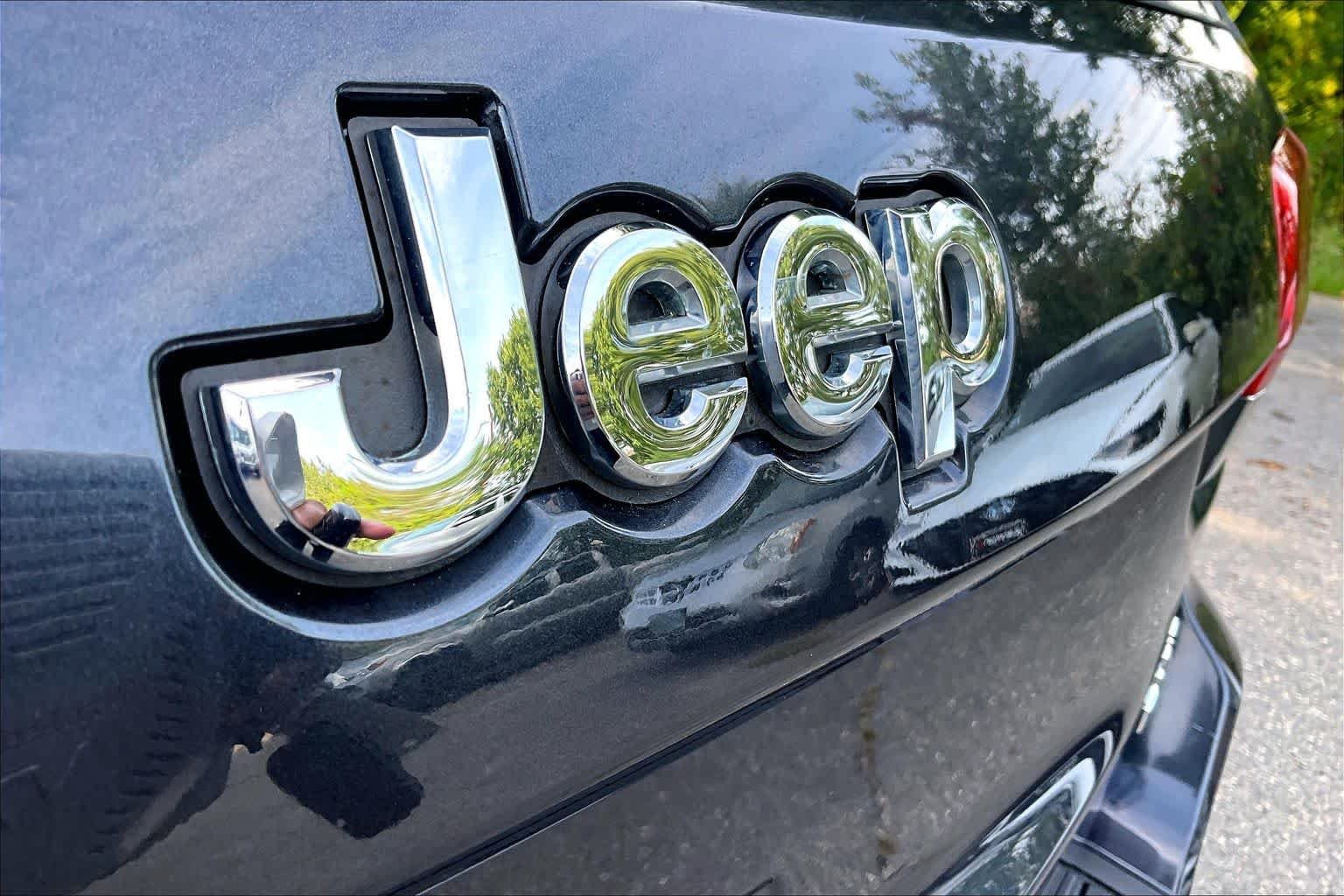 Used 2016 Maximum Steel Metallic Clearcoat Jeep Laredo image 28
