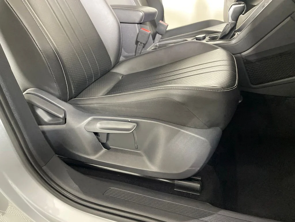 Used 2022 Silver Volkswagen 2.0T SE image 22