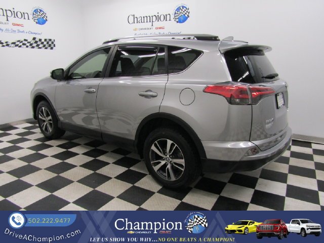 Used 2018 Silver Toyota XLE image 11