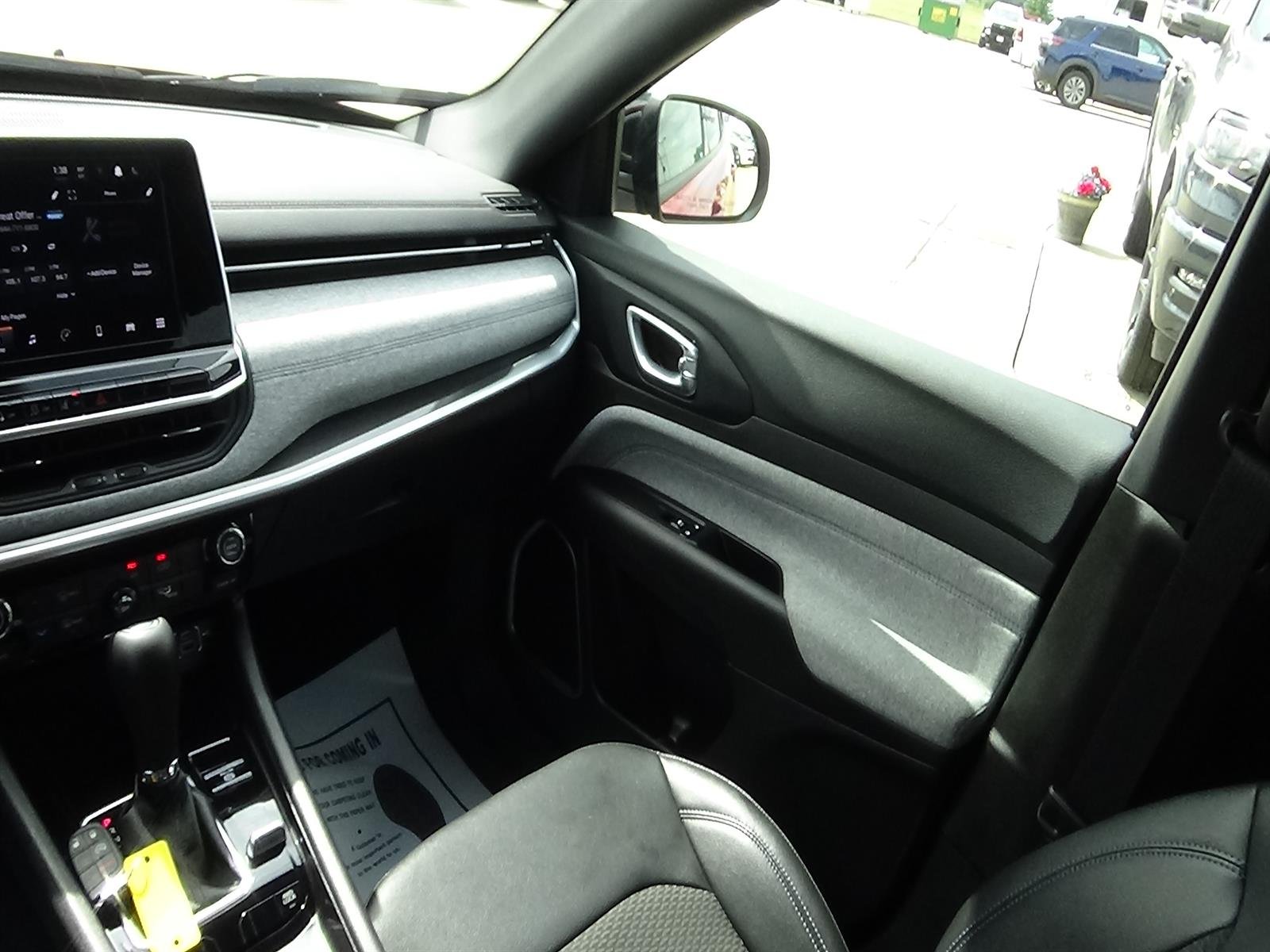 Certified Used 2025 Red Hot Pearl Coat (pr6) Jeep Latitude image 14