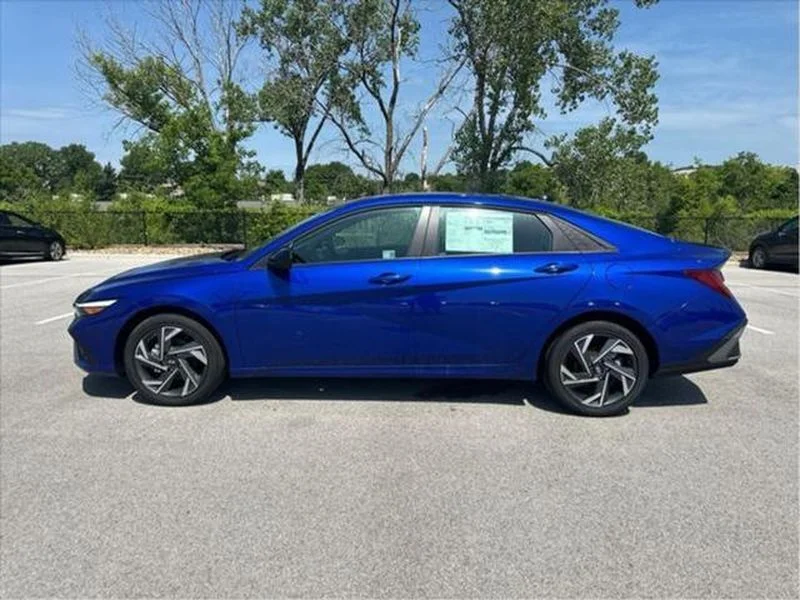 Used 2025 Intense Blue Hyundai SEL Sport image 2