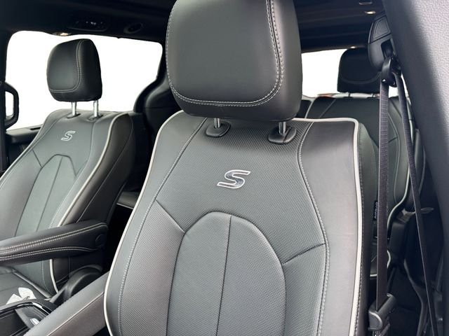 New 2026 Diamond Black Crystal Pearl-Coat Exterior Paint Chrysler Limited image 12