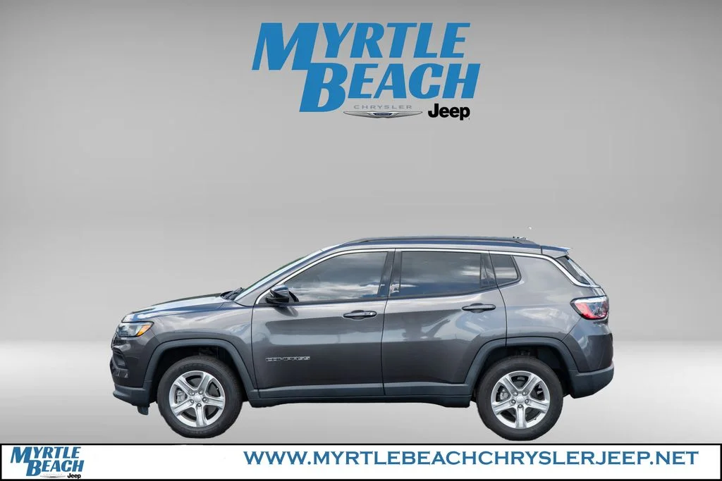 Used 2023 Crystal Metallic Jeep Latitude image 3