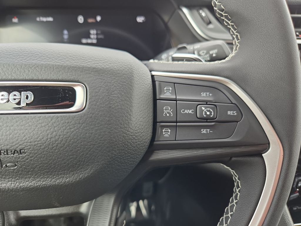 New 2025 Baltic Gray Metallic Clear-Coat Exterior Paint Jeep Laredo X image 32