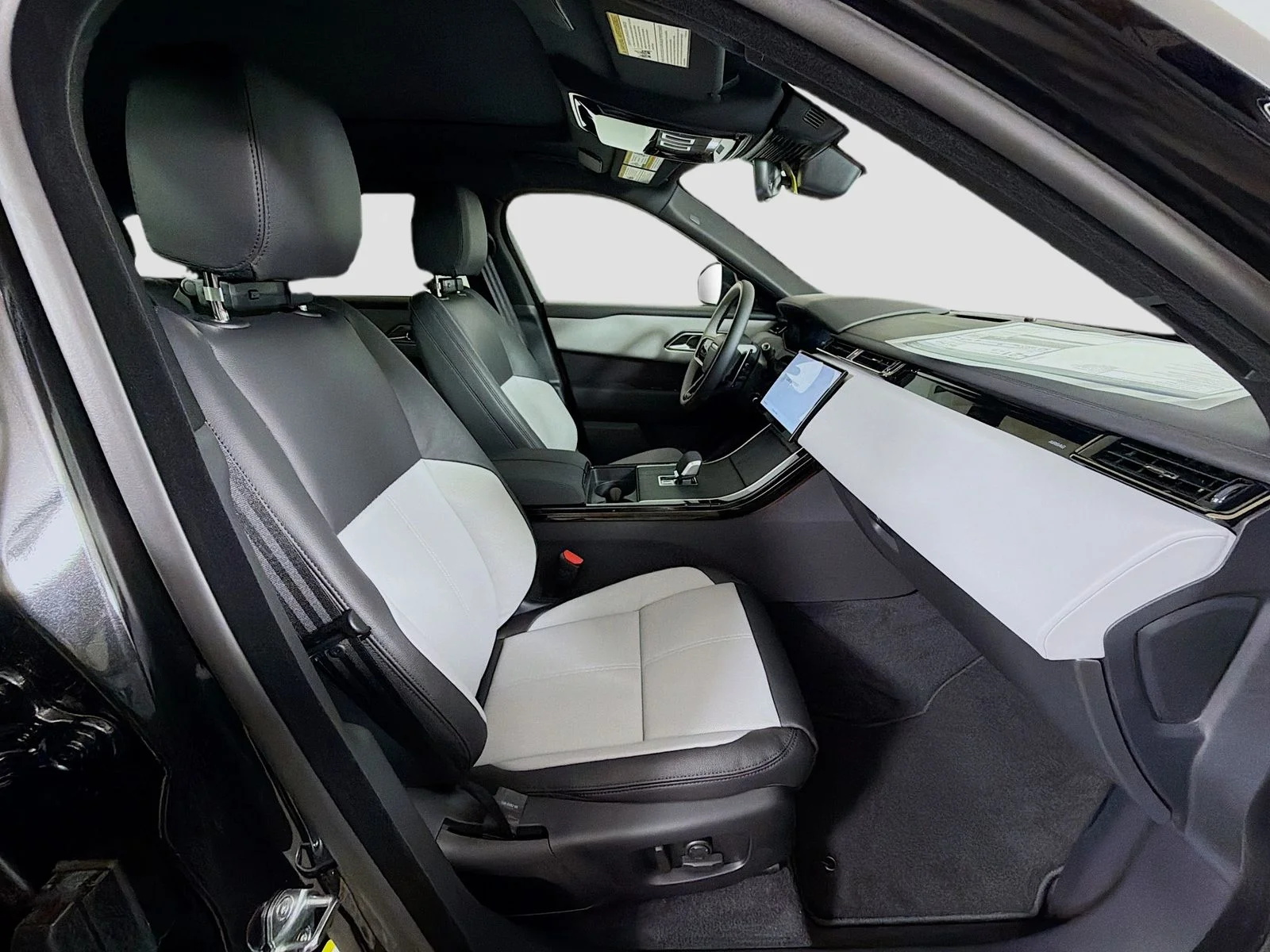 New 2026 Santorini Black Land Rover Dynamic SE image 33
