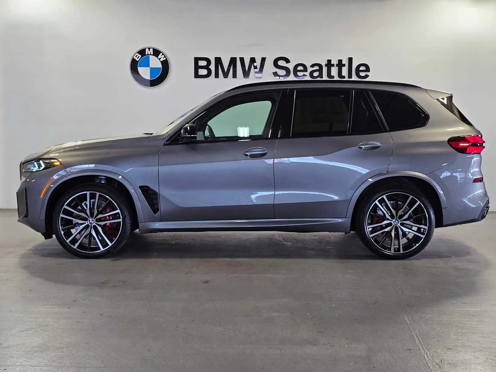 New 2026 Skyscraper Grey Metallic BMW M60i image 3