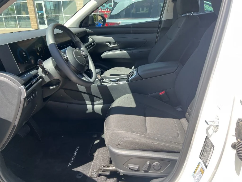 Used 2025 White Hyundai SEL image 16