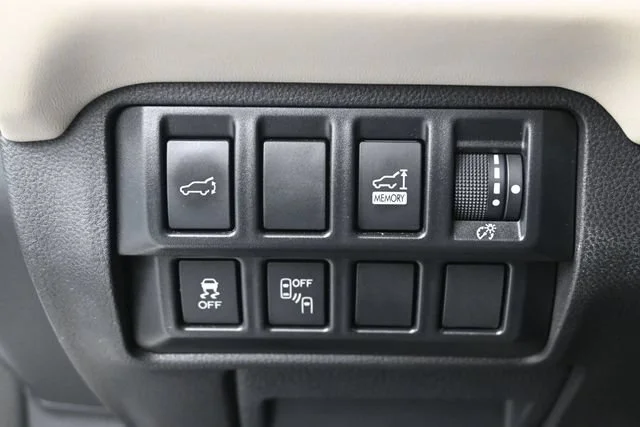 Used 2019 Crystal White Pea Subaru Limited image 13