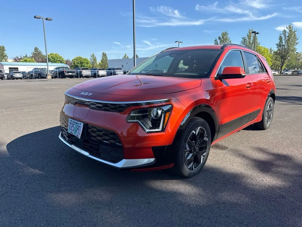 Used 2023 Fire Orange Kia Wind image 3