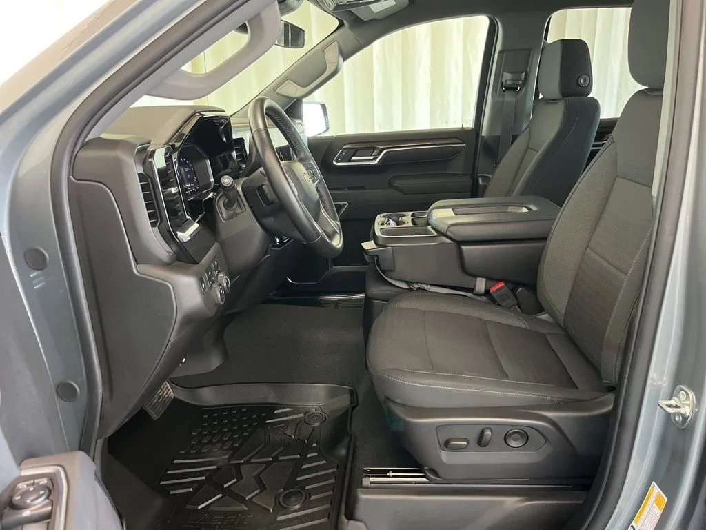 Used 2025 Gray Chevrolet LT image 3