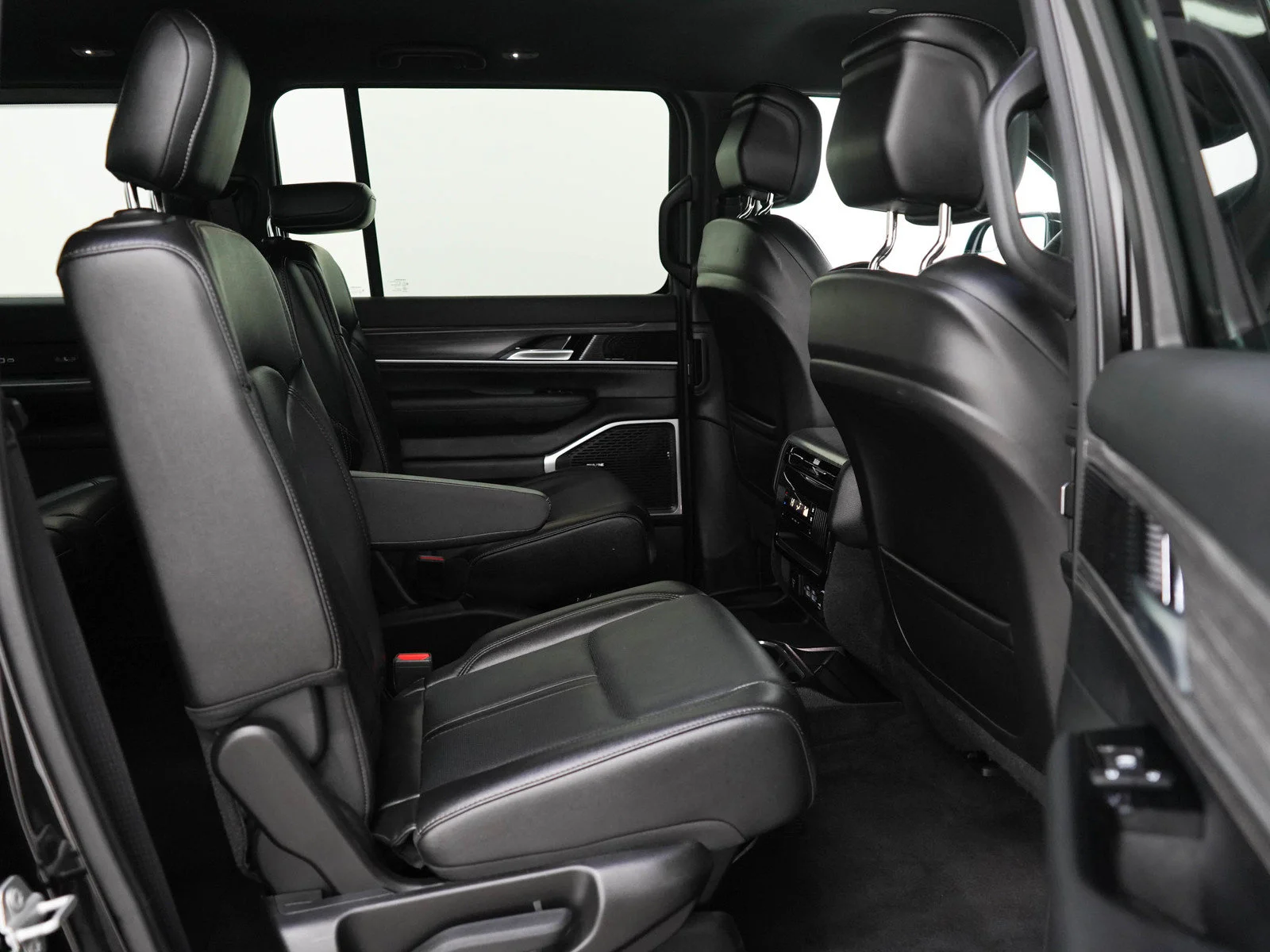 Used 2024 Diamond Black Crystal Pearlcoat Jeep Series III image 12