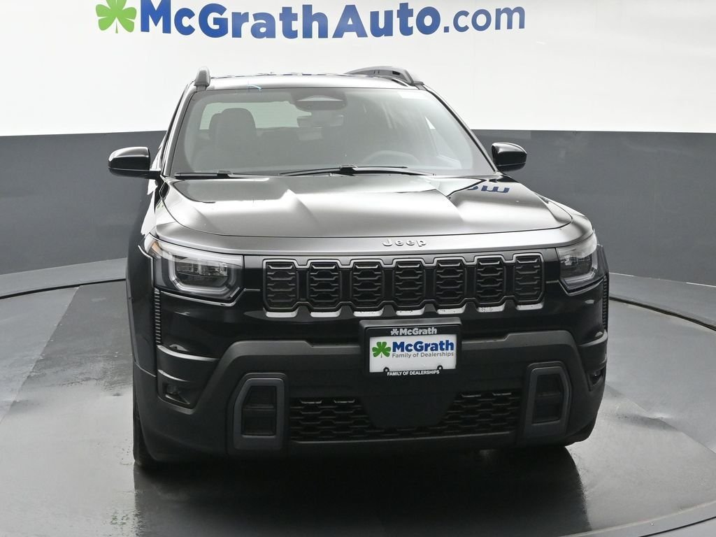 New 2026 Diamond Black Crystal Pearl-Coat Exterior Paint Jeep Laredo image 4