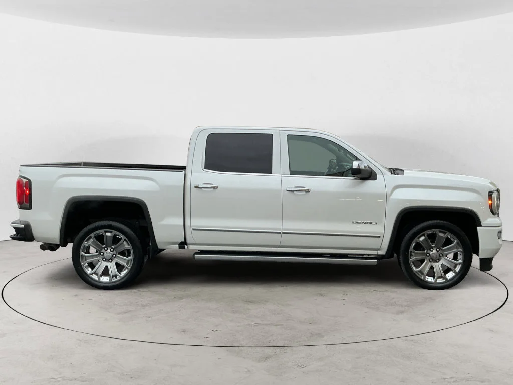 Used 2017 WHITE FROST TRICOAT GMC Denali image 7