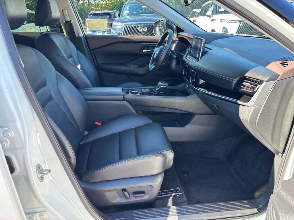 Used 2023 White Nissan SL image 19