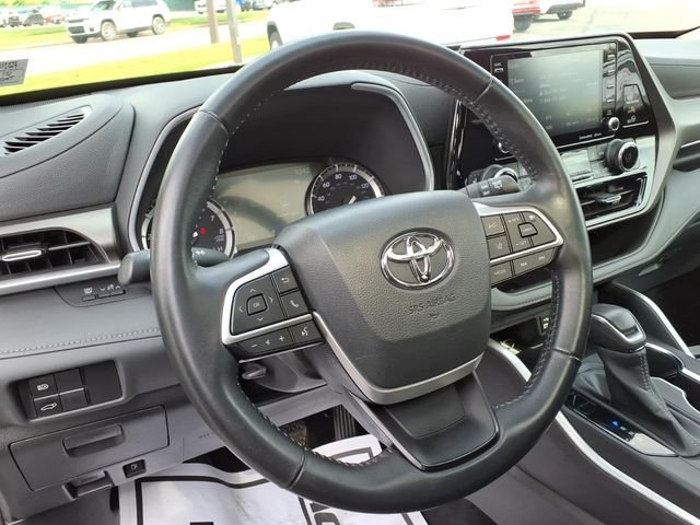 Used 2022  Toyota XLE image 11