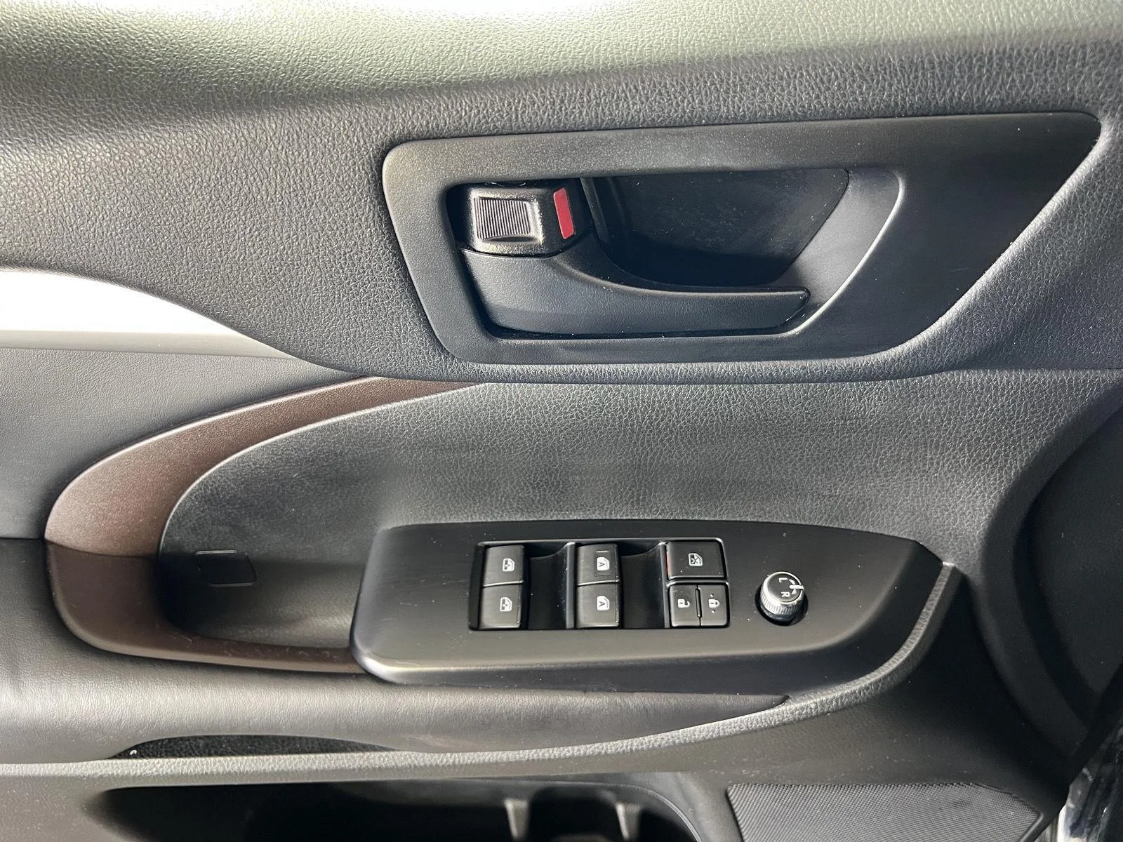 Used 2018 Bk Toyota LE image 7