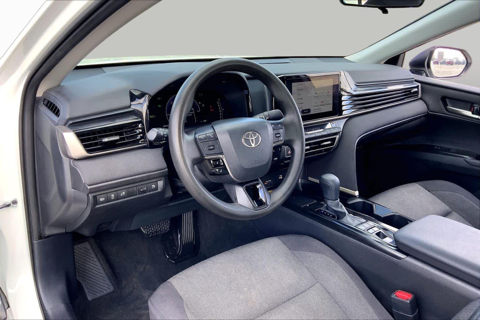 Used 2025 Ice Cap Toyota LE image 17