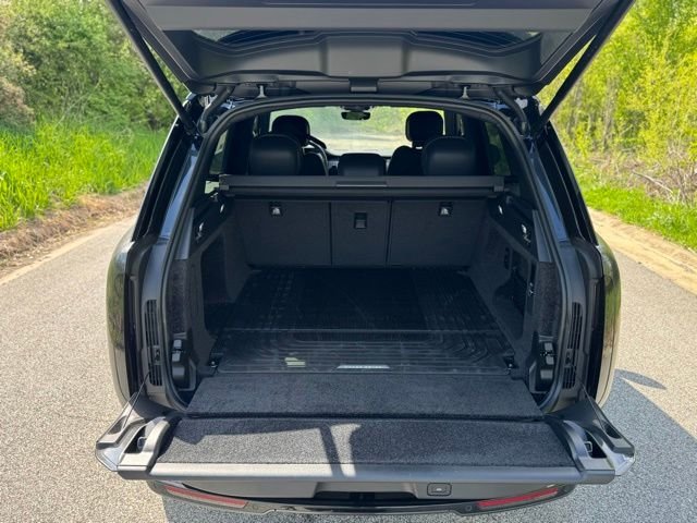 New 2026 Carpathian Grey Land Rover SE image 7