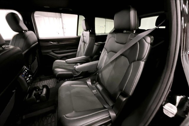 Used 2025 Diamond Black Crystal Pearlcoat Jeep Altitude X image 25