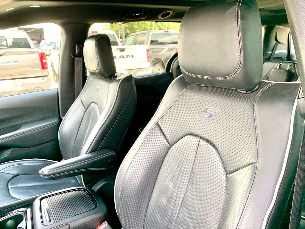 Used 2025 White Chrysler Limited image 12