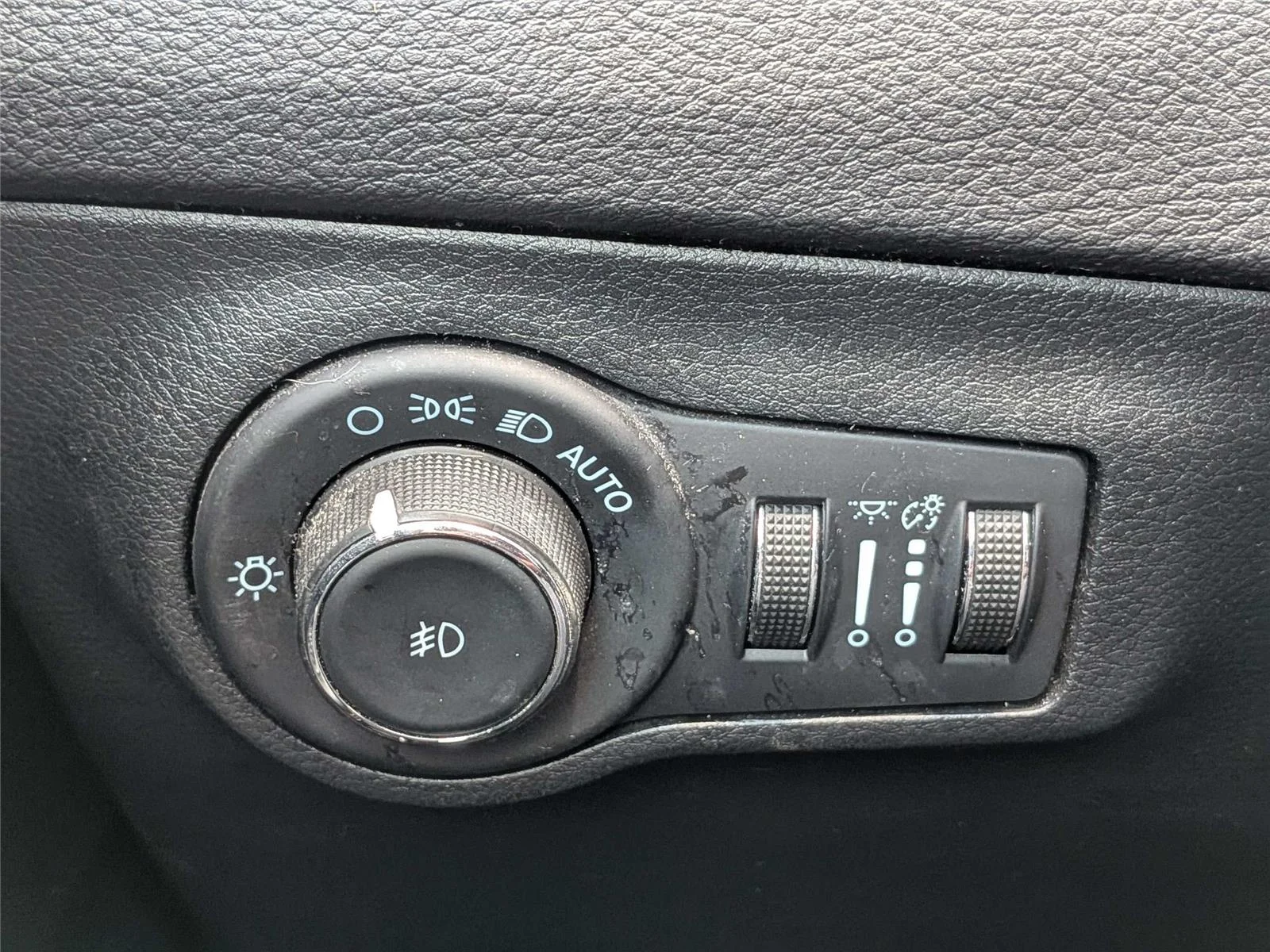 Used 2021  Jeep Latitude image 24