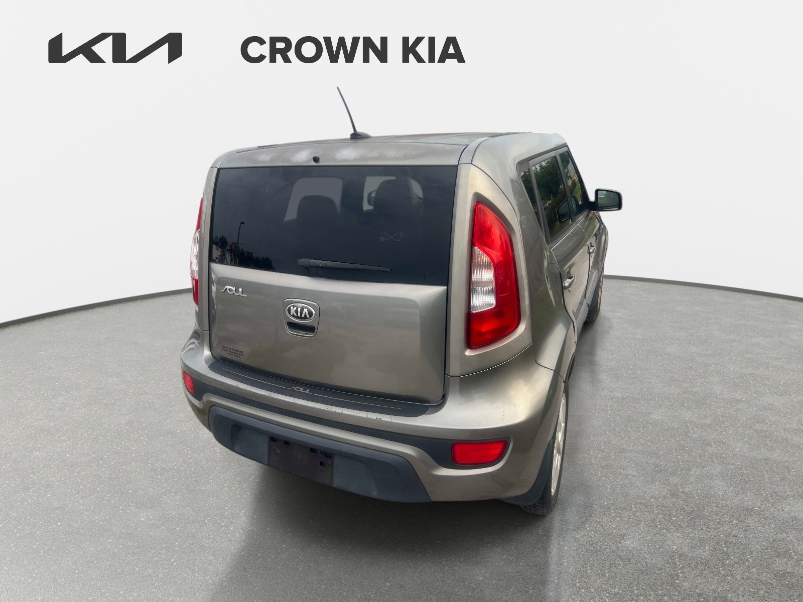 Used 2013 Titanium Pearl Metallic Kia + image 6