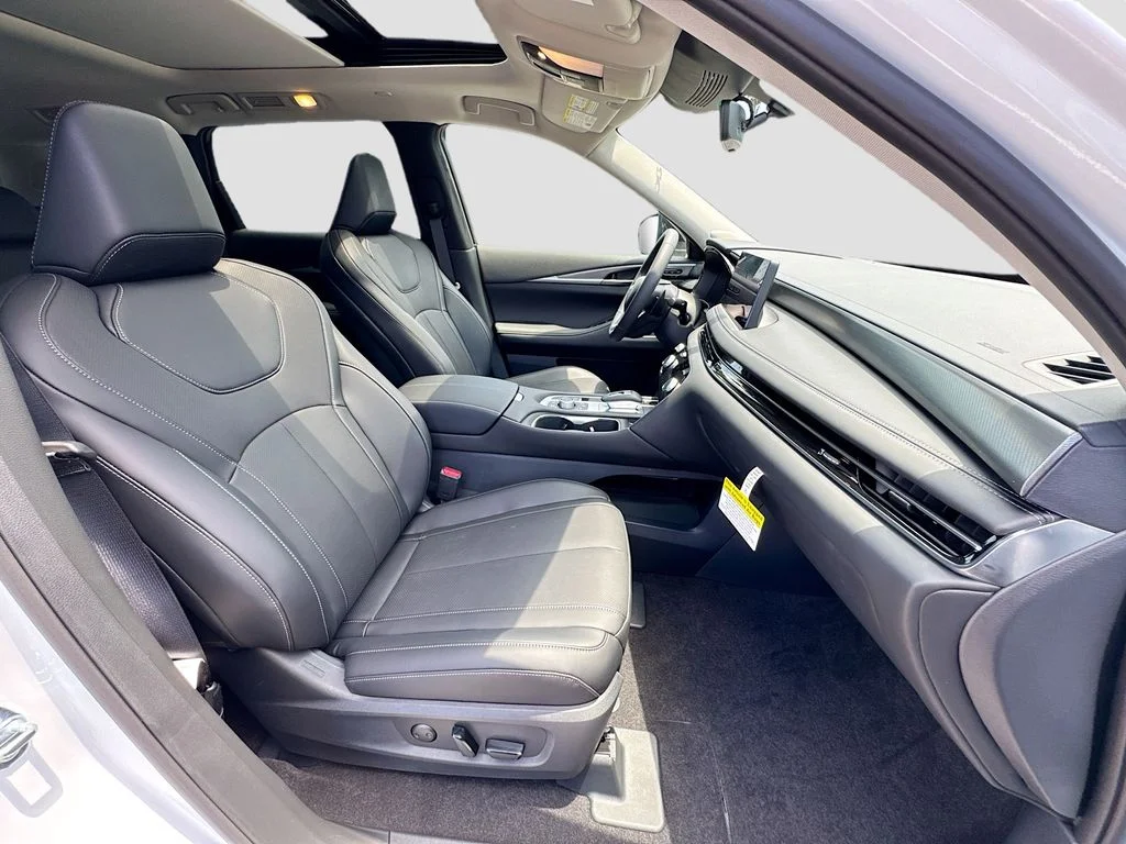 New 2027 RADIANT WHITE INFINITI Luxe FWD image 31