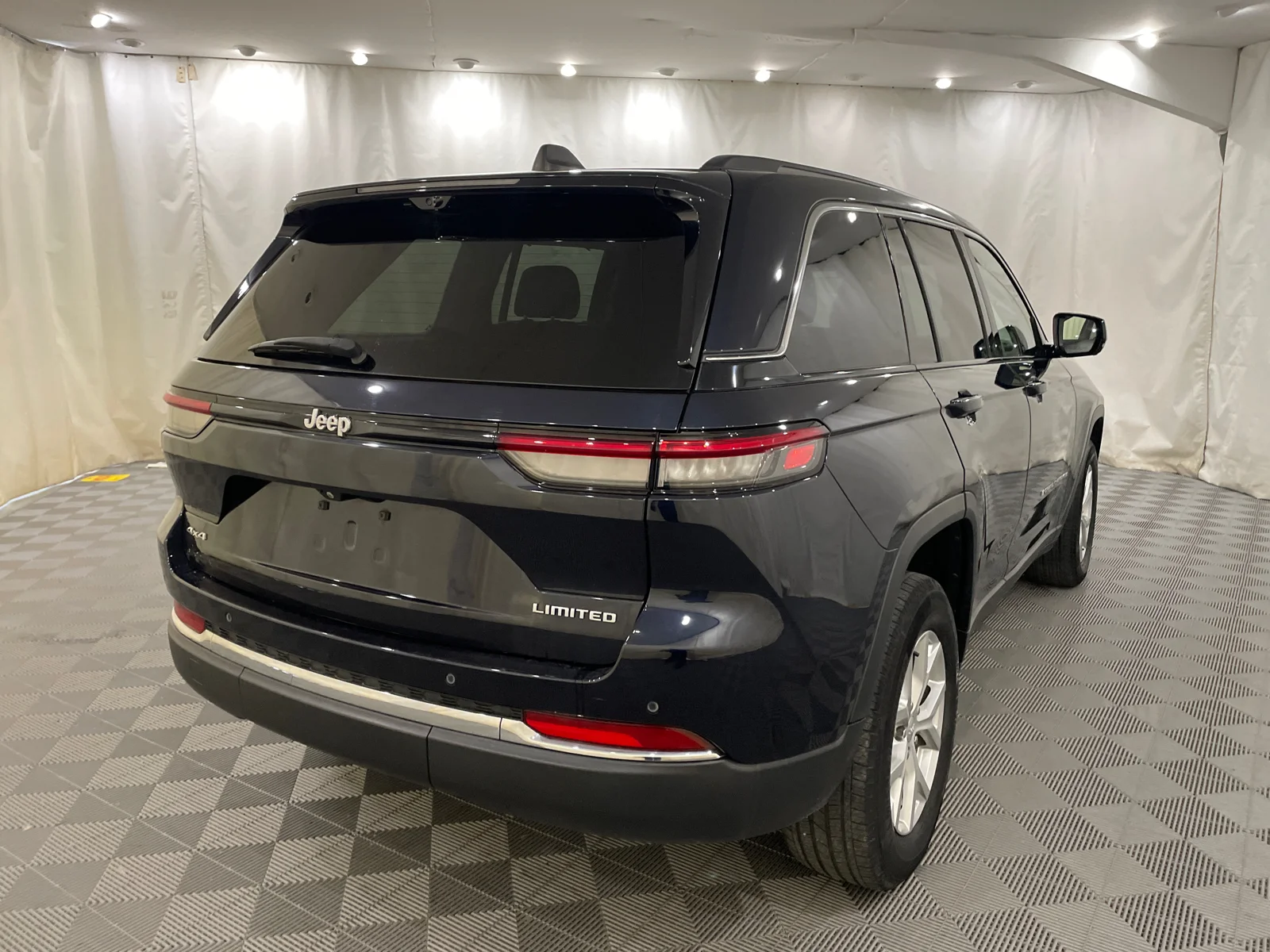 Used 2023 Midnight Sky Jeep Limited image 5