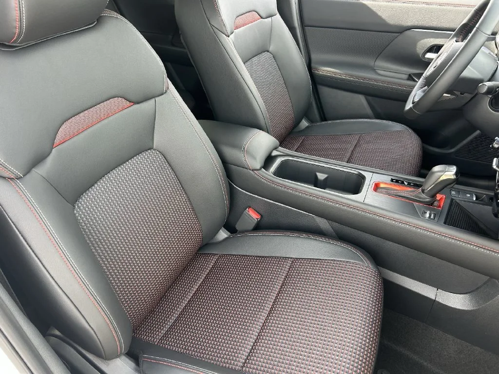 New 2026 Aspen White TriCoat / Super Black Two-tone Nissan SR image 10