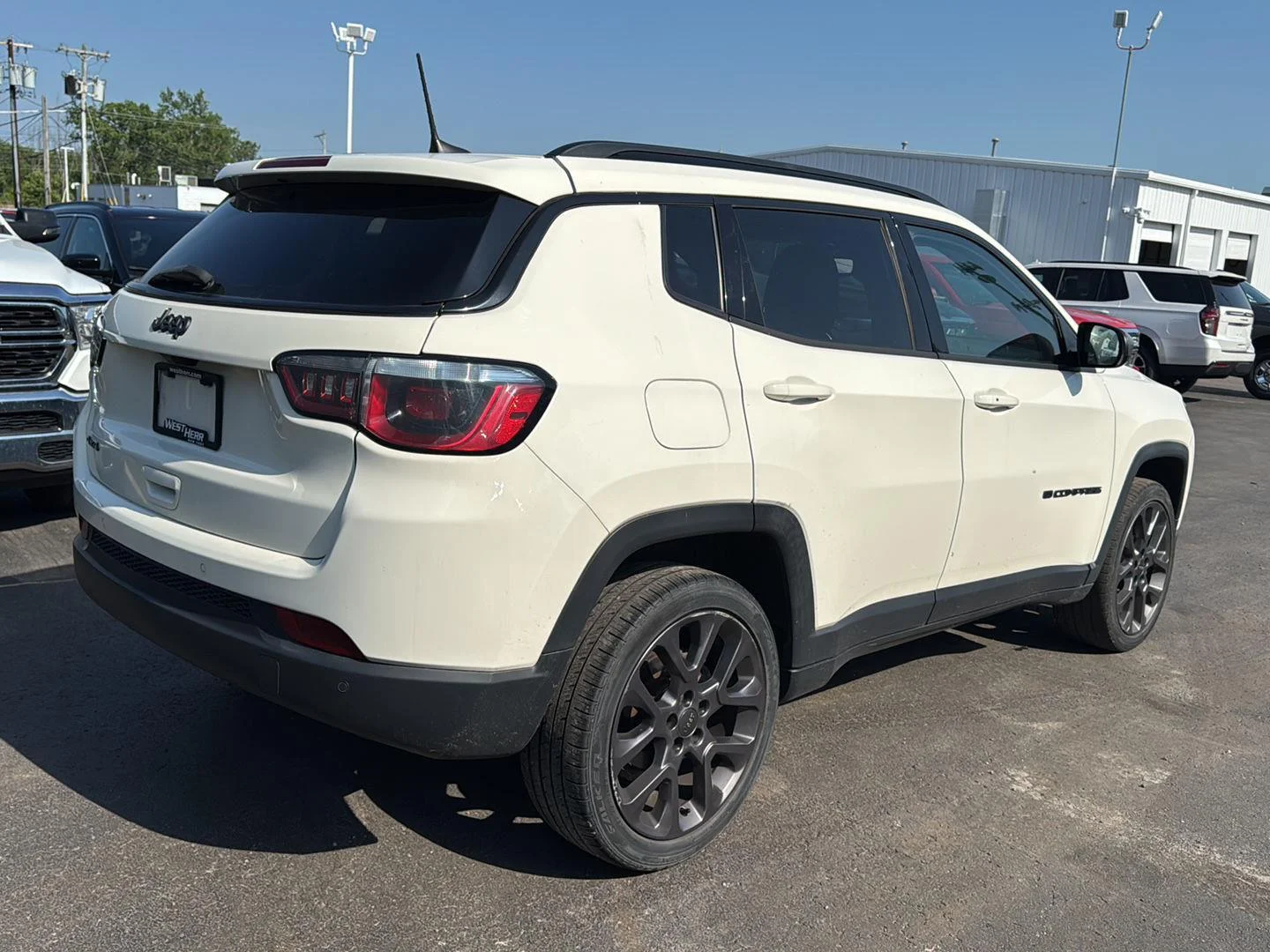 Used 2018 White Clearcoat Jeep Latitude image 8