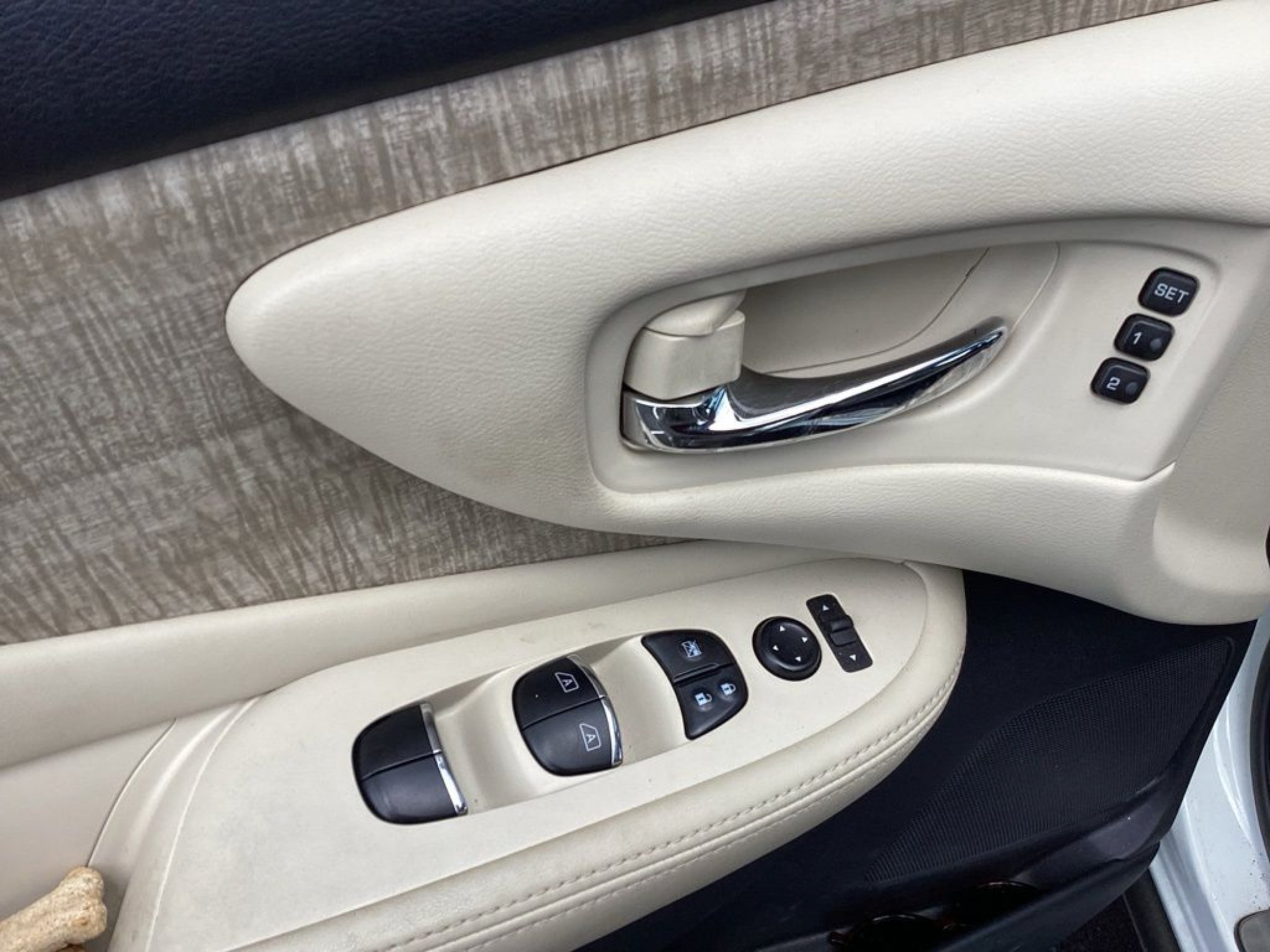 Used 2024 White Nissan SL image 16