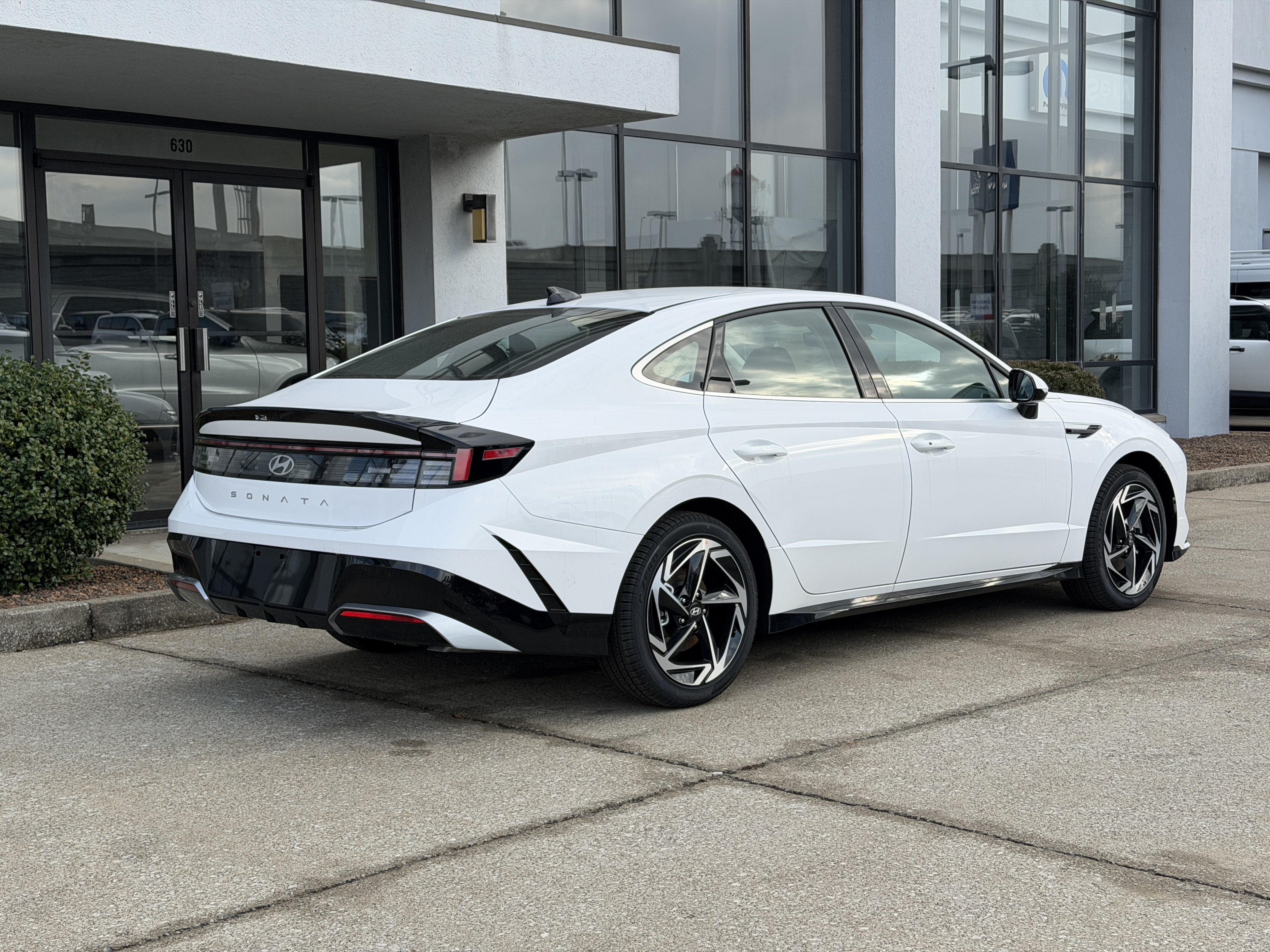 Used 2026 White Hyundai SEL Sport image 4
