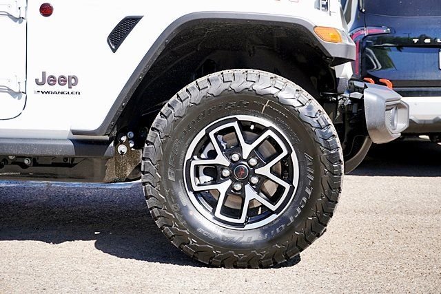 New 2026 Bright White Clear-Coat Exterior Paint Jeep Rubicon image 8