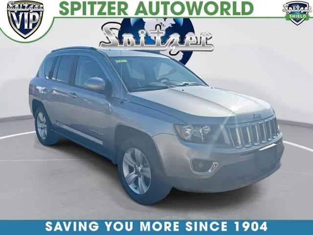 Used 2015 Silver Jeep Latitude image 1