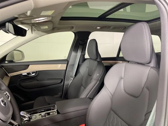 2025 Volvo XC90 Plus - Photo 17