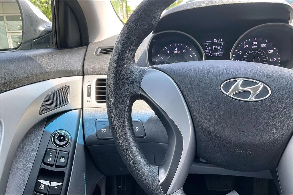 Used 2015 White Hyundai SE image 21