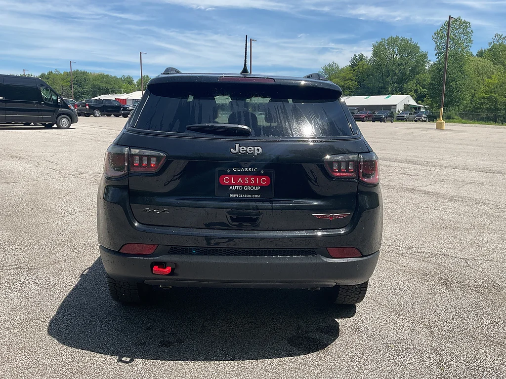 New 2026 Diamond Black Crystal Pearl-Coat Exterior Paint Jeep Trailhawk image 6