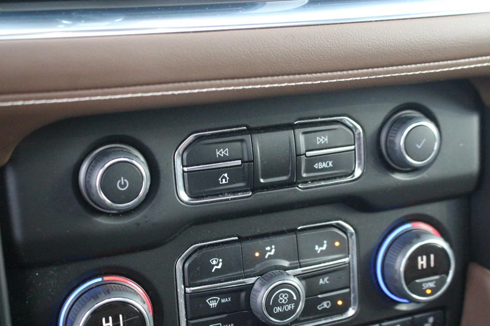 Used 2024 Iridescent Pearl Tricoat Chevrolet High Country image 25