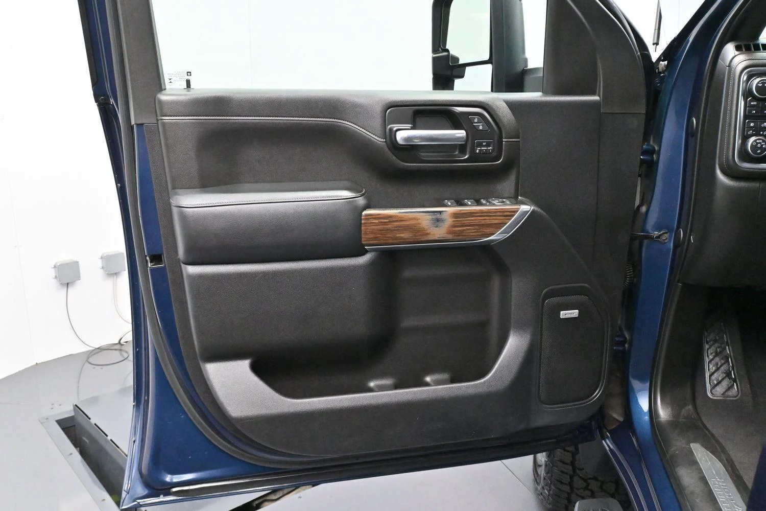 Used 2020 NORTHSKY BLUE METALLIC Chevrolet High Country image 9