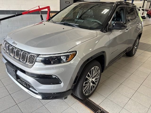 Used 2023 Silver Jeep Limited image 3